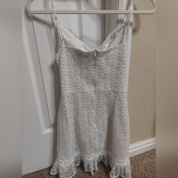 Hello Molly Lace Dress - Picture 2 of 4